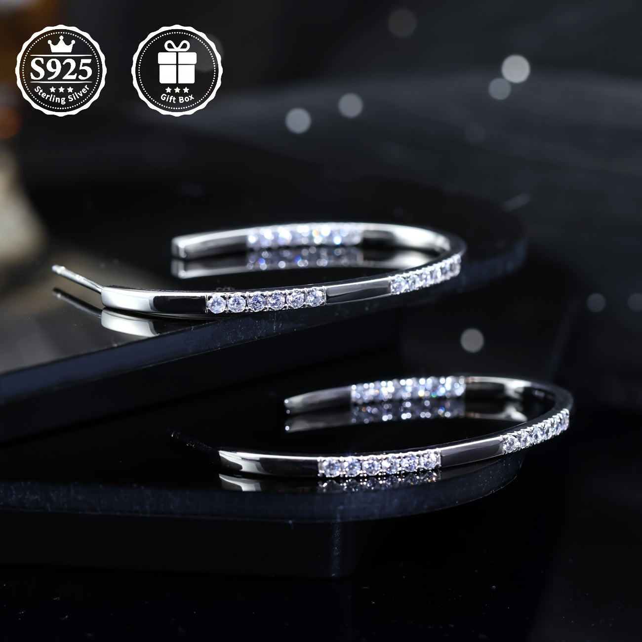 A Pair Of Stud Earrings with Moissanite Moissanite Inlaid In S925 Silver Material. These Are Fashionable And Elegant Stud Earrings for Ladies, Which Can Be Worn Daily Or Given As A Gift. The Perfect Present for Family Members, Friends, Or Lovers.