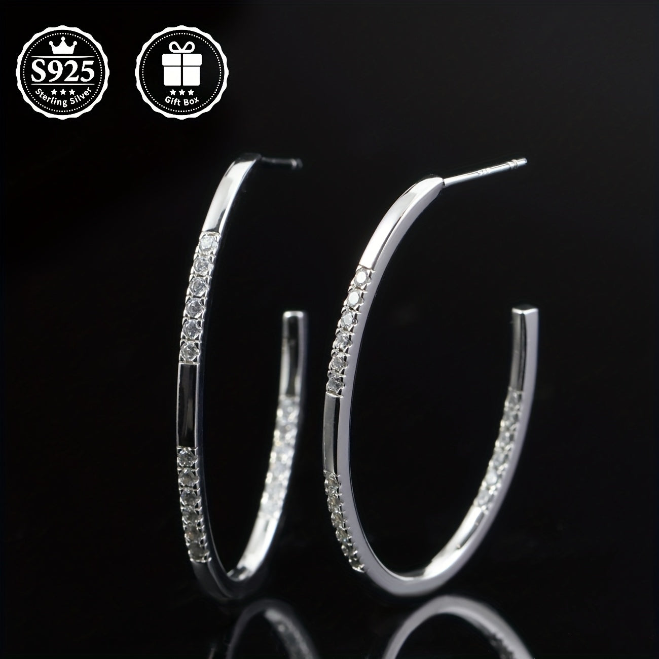 A Pair Of Stud Earrings with Moissanite Moissanite Inlaid In S925 Silver Material. These Are Fashionable And Elegant Stud Earrings for Ladies, Which Can Be Worn Daily Or Given As A Gift. The Perfect Present for Family Members, Friends, Or Lovers.
