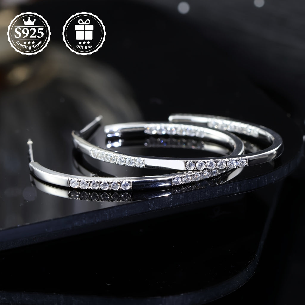 A Pair Of Stud Earrings with Moissanite Moissanite Inlaid In S925 Silver Material. These Are Fashionable And Elegant Stud Earrings for Ladies, Which Can Be Worn Daily Or Given As A Gift. The Perfect Present for Family Members, Friends, Or Lovers.