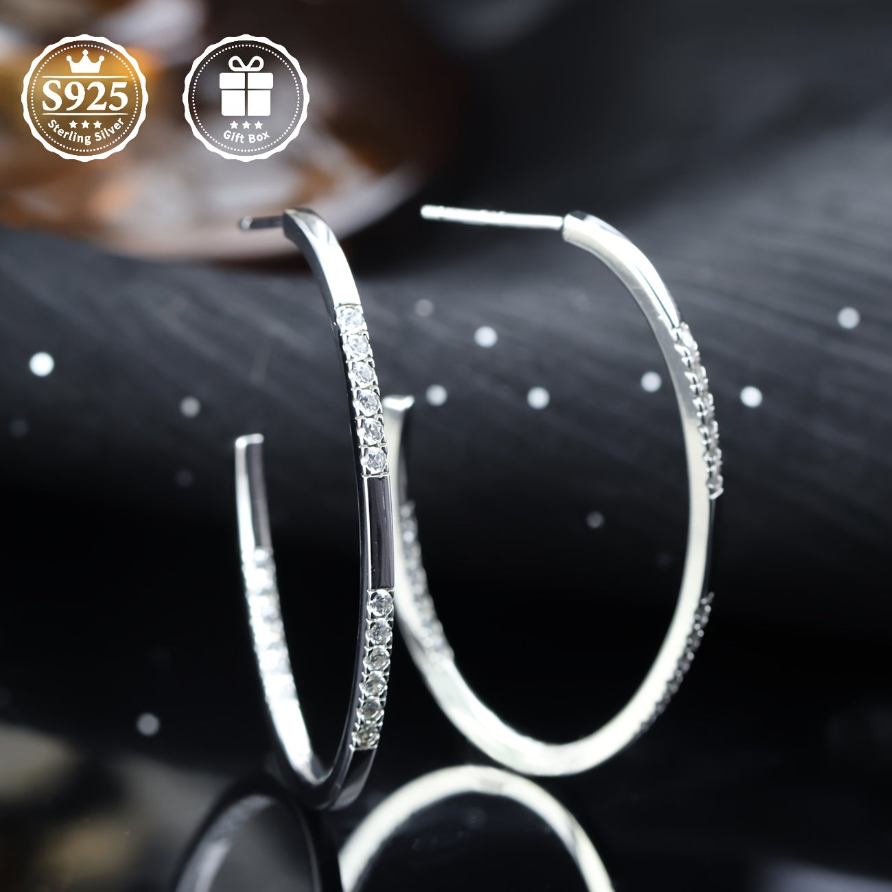 A Pair Of Stud Earrings with Moissanite Moissanite Inlaid In S925 Silver Material. These Are Fashionable And Elegant Stud Earrings for Ladies, Which Can Be Worn Daily Or Given As A Gift. The Perfect Present for Family Members, Friends, Or Lovers.