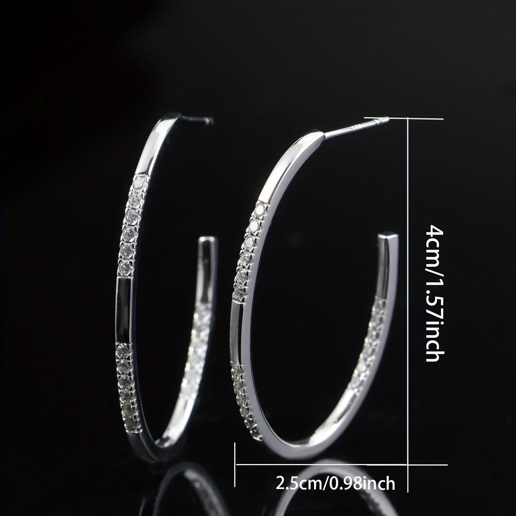 A Pair Of Stud Earrings with Moissanite Moissanite Inlaid In S925 Silver Material. These Are Fashionable And Elegant Stud Earrings for Ladies, Which Can Be Worn Daily Or Given As A Gift. The Perfect Present for Family Members, Friends, Or Lovers.