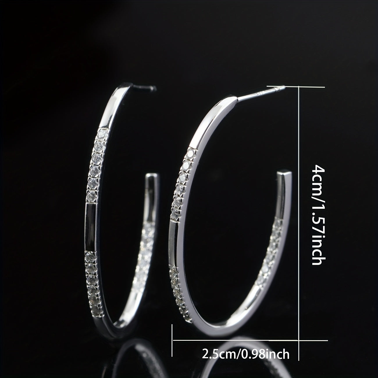 A Pair Of Stud Earrings with Moissanite Moissanite Inlaid In S925 Silver Material. These Are Fashionable And Elegant Stud Earrings for Ladies, Which Can Be Worn Daily Or Given As A Gift. The Perfect Present for Family Members, Friends, Or Lovers.